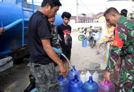 Kodim 1407/Bone bersama PDAM Bone menyalurkan bantuan air bersih kepada warga Perumahan Biru Indah Permai yang terdampak kekeringan, Selasa (29/9/2026).