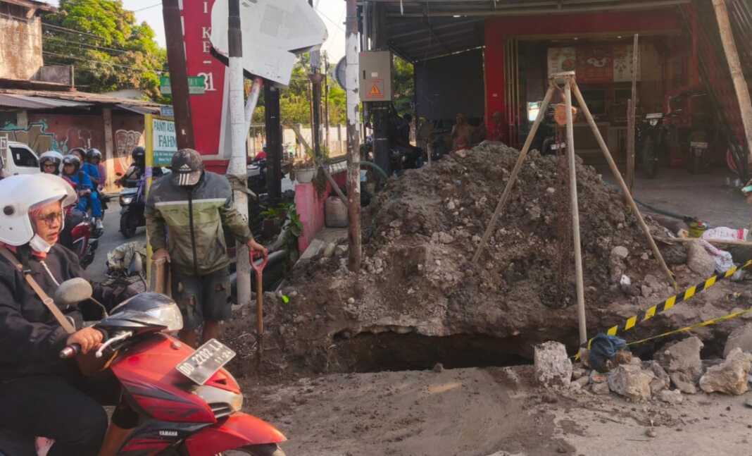 Galian pipa PDAM yang bocor di Jalan Daeng Tata, Makassar, yang menyebabkan penghentian aliran di sejumlah kecamatan yang terkait.
