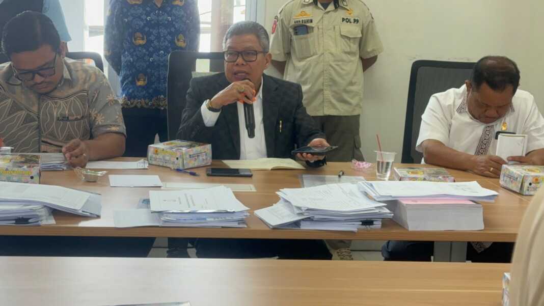Anggota DPR RI Taufan Pawe memberikan keterangan kepada wartawan usai menghadiri Rapat Dengar Pendapat (RDP) terkait dugaan kelalaian medis RS Paramount di Gedung DPRD Kota Makassar, Kamis (17/9/2026).