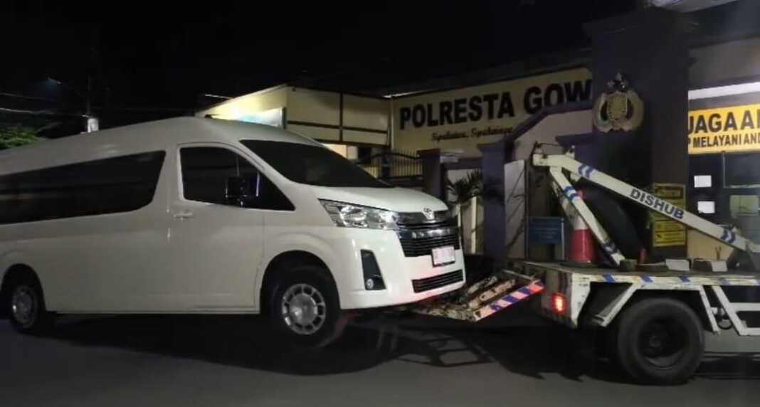 Polresta Gowa menyita Toyota Hiace dalam pengembangan kasus dugaan pungli dan gratifikasi perizinan, Sabtu (19/9/2026)