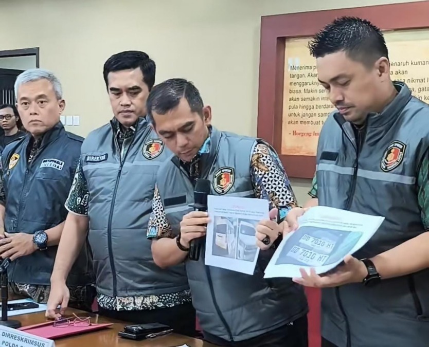 Penyidik Kortastipidkor memperlihatkan foto barang bukti mobil Hiace hasil pemerasan Bupati Gowa Husniah Talerang