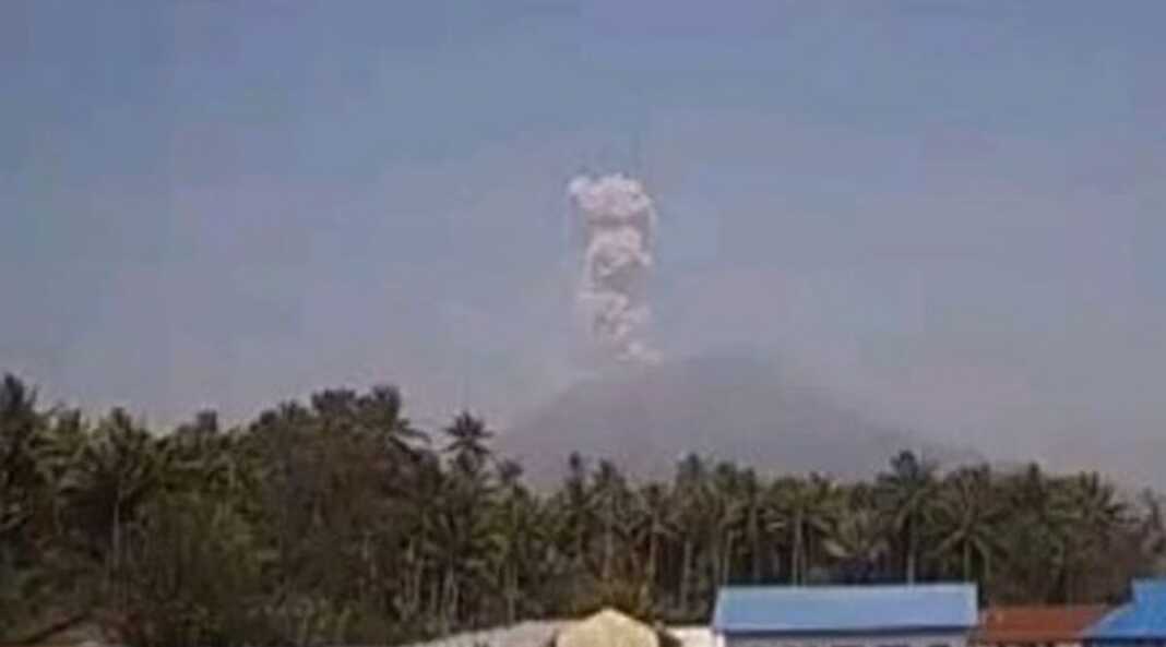 erupsi Gunung Ibu capai 400 meter di atas puncak, Sabtu (19/9/2026).