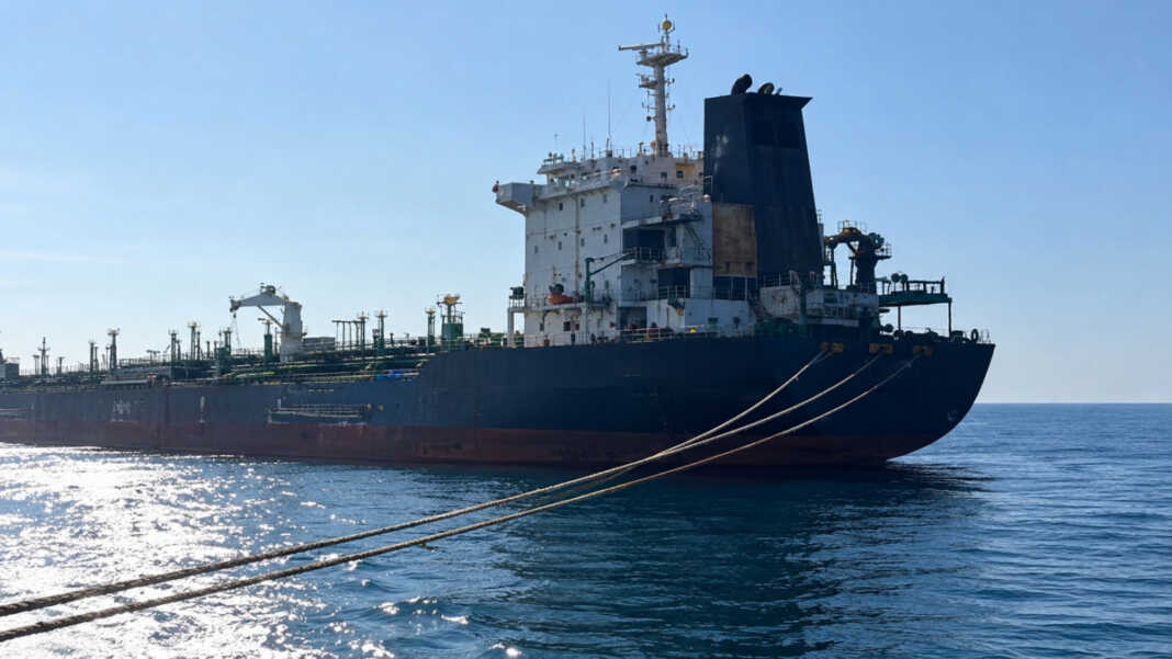 Kapal tanker terlihat sandar di Makassar saat antrean BBM masih terjadi. Pertamina menyatakan pasokan ke terminal dan layanan SPBU terus diperkuat.