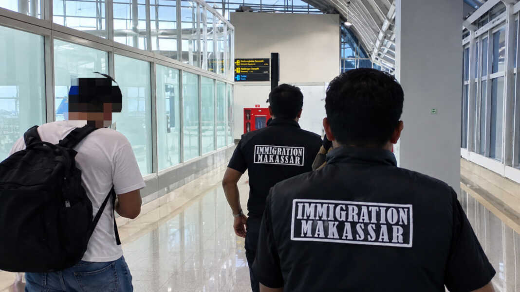 Imigrasi Makassar amankan warga negara China bernama Wei Shang di Bandara Internasional Sultan Hasanuddin, Makassar, Senin (14/9/2026) yang dugaan perburuan penyu di Piaynemo, Raja Ampat