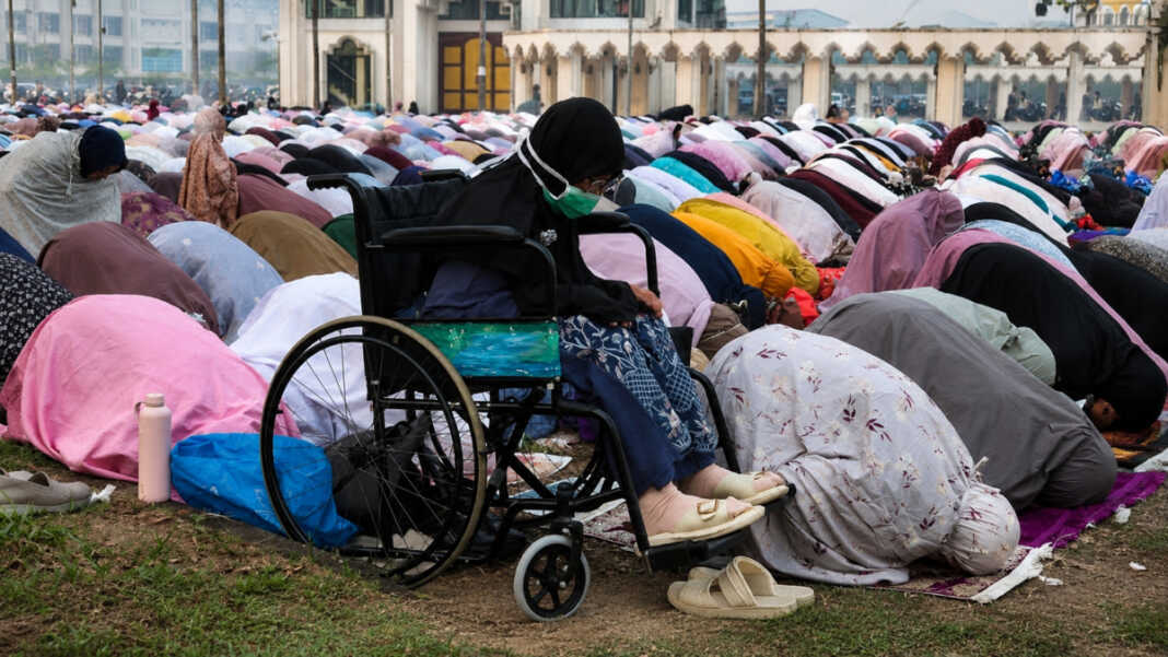 Ribuan warga Pontianak menggelar Salat Istisqa