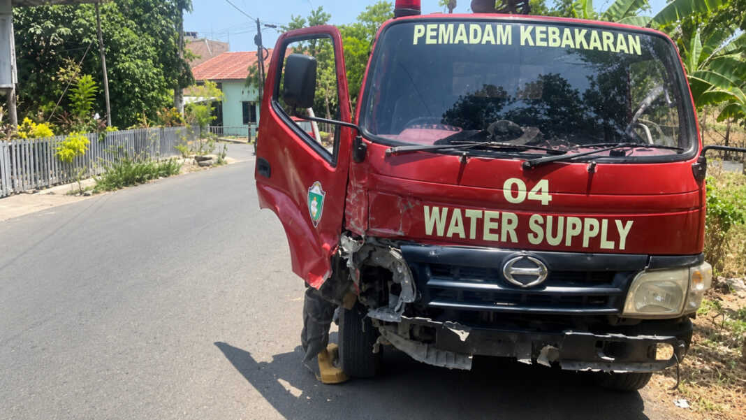 Motor bertabrakan dengan mobil damkar di Parepare