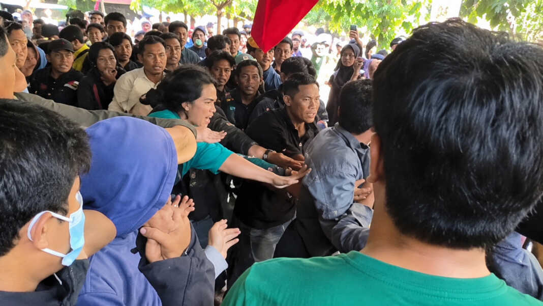 Ketua DPRD Sulsel Andi Rachmatika Dewi (Cicu) meminta aspirasi disampaikan melalui dialog. Sebelumnya, stafnya dan massa Aliansi GEMPAR terlibat kericuhan saat aksi terkait persoalan BBM di Jalan AP Pettarani, Makassar, Senin (14/9/2026)