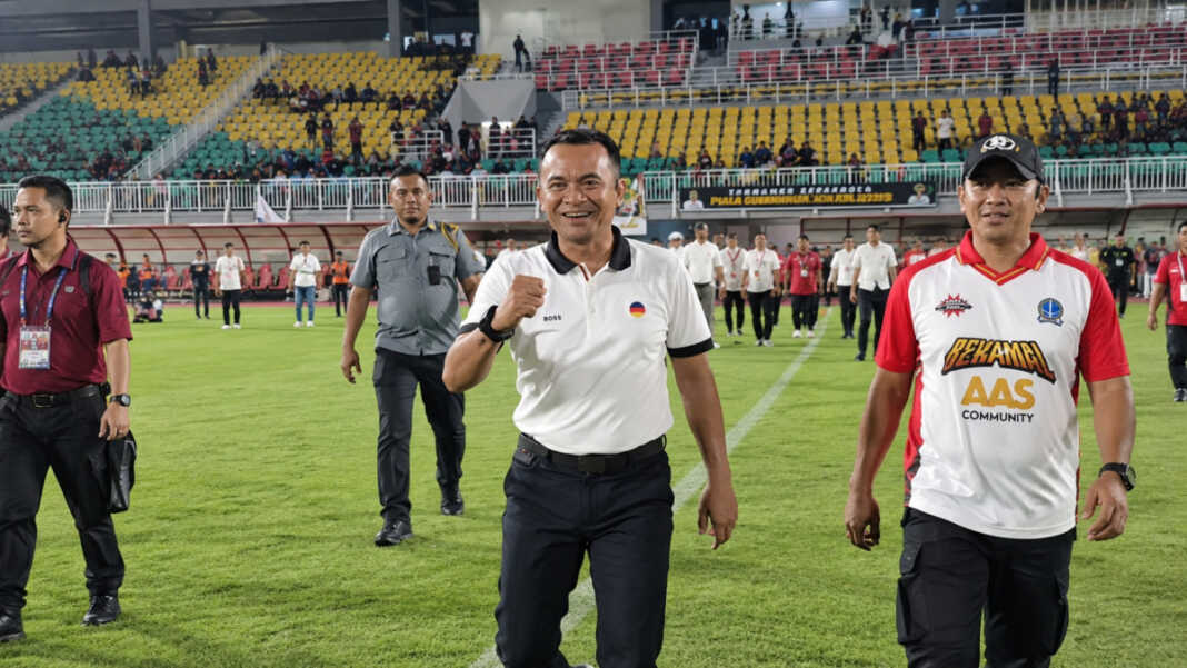 Bupati Bone, Andi Asman Sulaiman yang hadir langsung setelah Bone Beramal FC mengalahkan Jeneponto FC lmelalui adu penalti di Stadion Gelora BJ Habibie, Parepare, Minggu (20/9/2026)