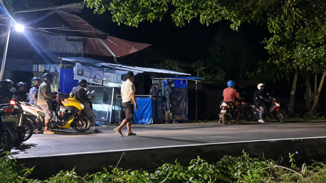 Pengendara memilih putar balik dan arus lalu lintas sempat tersendat akibat keributan diduga melibatkan kelompok pengendara motor terjadi di Jalan Tanjung Bunga, Makassar