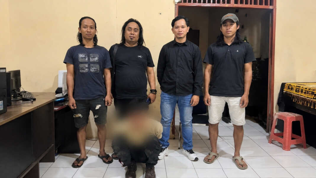Polres Bone mengamankan pria FP(30) yang tega menganiaya istrinya, F(30) setelah menyiram tubuh korban dengan bensin dan membakarnya di Jalan Samballoge Baru, Kelurahan Masumpu, Kabupaten Bone, Sulawesi Selatan pada Sabtu (12/09/2026) sekitar jam 06.00 WITA