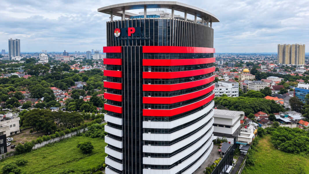 KPK mengamankan 17 orang dalam OTT terkait dugaan pengurusan HGB di Kabupaten Bogor. Uang rupiah dan valuta asing dalam sekitar 20 koper, kardus, dan boks masih dihitung, ungkap Juru Bicara KPK Budi Prasetyo di Gedung Merah Putih KPK, Senin (14/9/2026)
