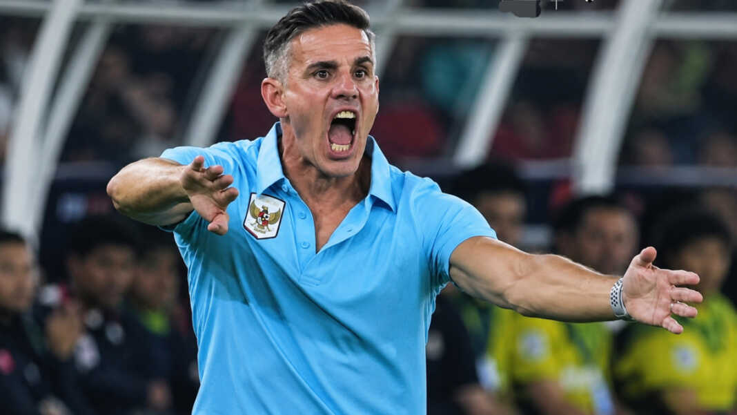 John Herdman saat memimpin Timnas Indonesia menghadapi Malaysia