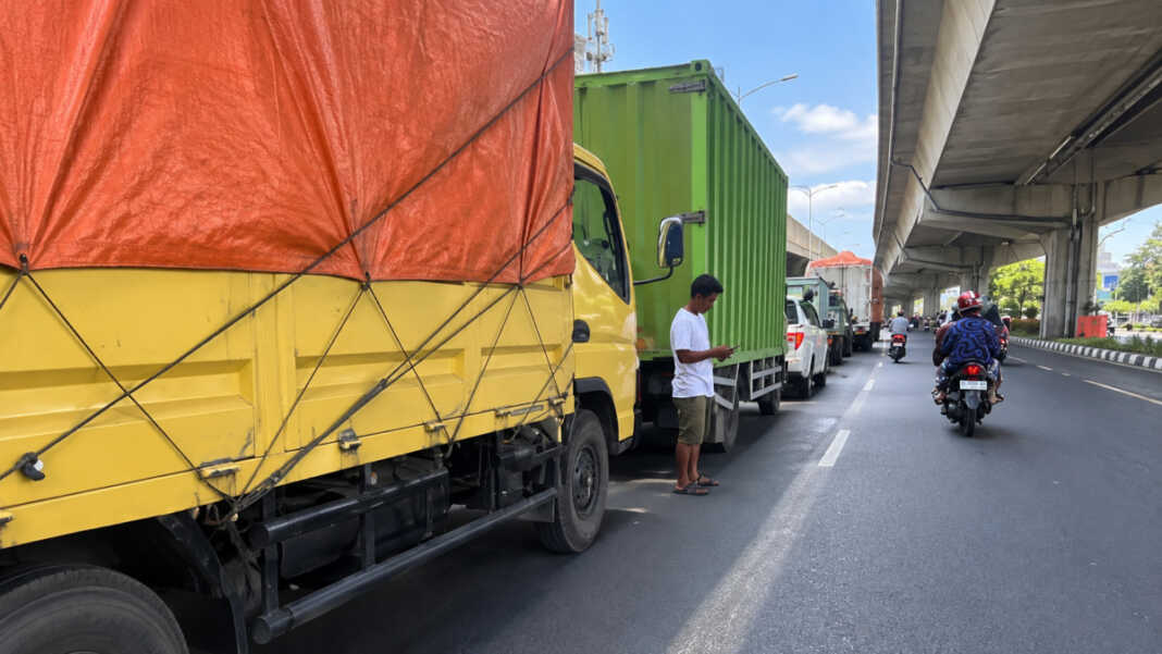 Antrean truk mengular untuk mengisi solar di SPBU Makassar