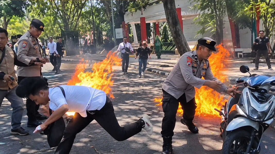 Seorang mahasiswa HMI Bantaeng mengalami luka bakar sekitar 30 persen saat melakukan aksi demo pemadaman listrik di depan Kantor PLN ULP Bantaeng pada Senin 14 Septembsr 2026, Polisi masih menyelidiki penyebab insiden tersebut