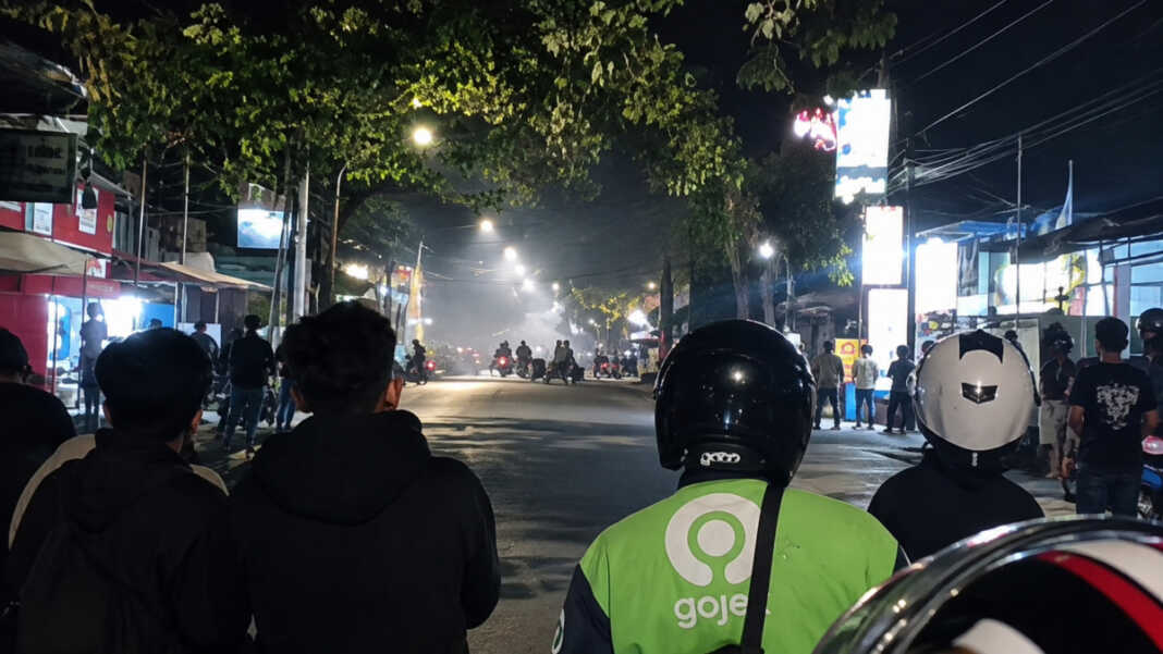 Kelompok Aditarina dan Bitowa bentrok menggunakan batu serta petasan di Jalan Borong, Makassar. Polisi membubarkan massa dan menyelidiki pemicunya