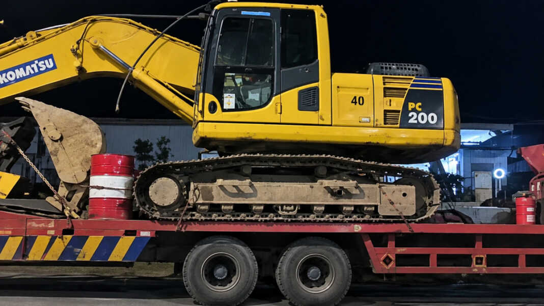 Sepeda motor yang mereka tumpangi bertabrakan dengan truk tronton bermuatan ekskavator di Belopa, Luwu