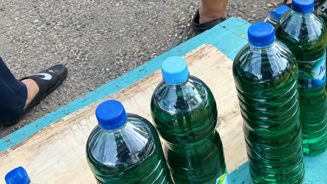 Bensin eceran yang dijual di beberapa jalan, Makassar, pasokan belum sepenuhnya normal