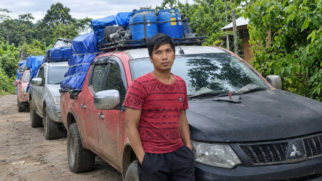 Aris Sanda alias Bapak Tasya asal Toraja Utara yang 13 tahun antar logistik ke pedalaman Papua, foto bersama mobil logistiknya sebelum tewas di Habema