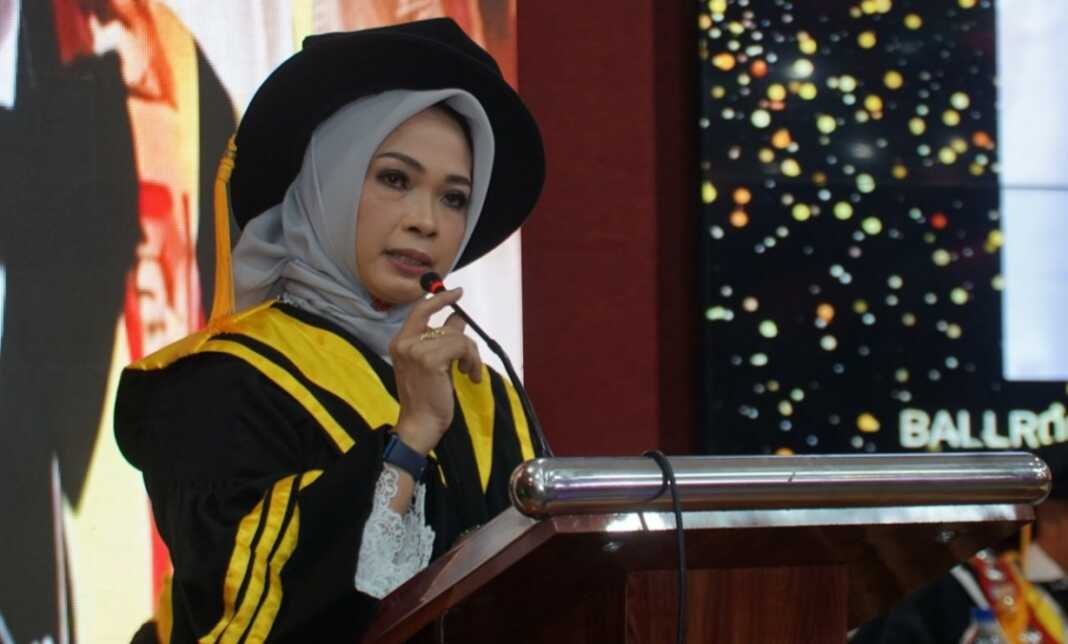 Prof Andi Aslinda, Wakil Rektor Bidang Akademik Universitas Negeri Makassar (UNM) sekaligus perempuan pertama yang menduduki jabatan wakil rektor di kampus tersebut. Ia menyatakan siap maju dalam Pemilihan Rektor UNM periode 2027–2031