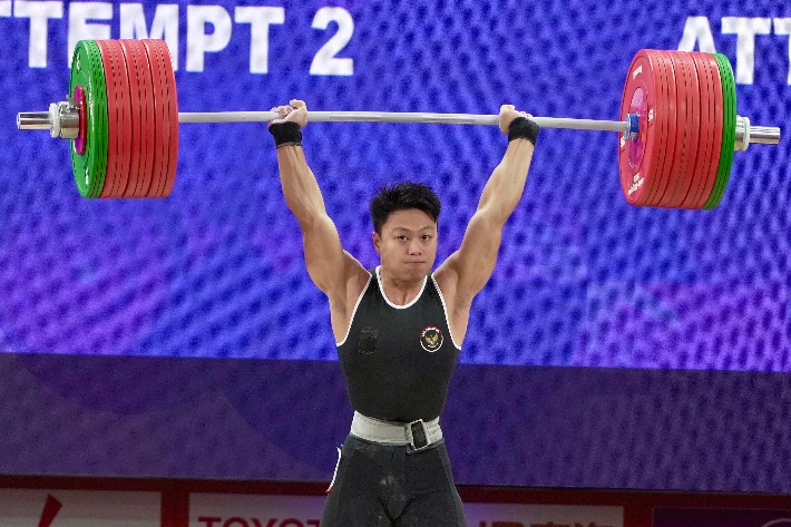 Lifter kebanggaan Indonesia, Rahmat Erwin Abdullah, atlet kelahiran Makassar, yang kini pindah menjadi atlet angkat besi Jawa Timur (foto: Kemenpora RI)
