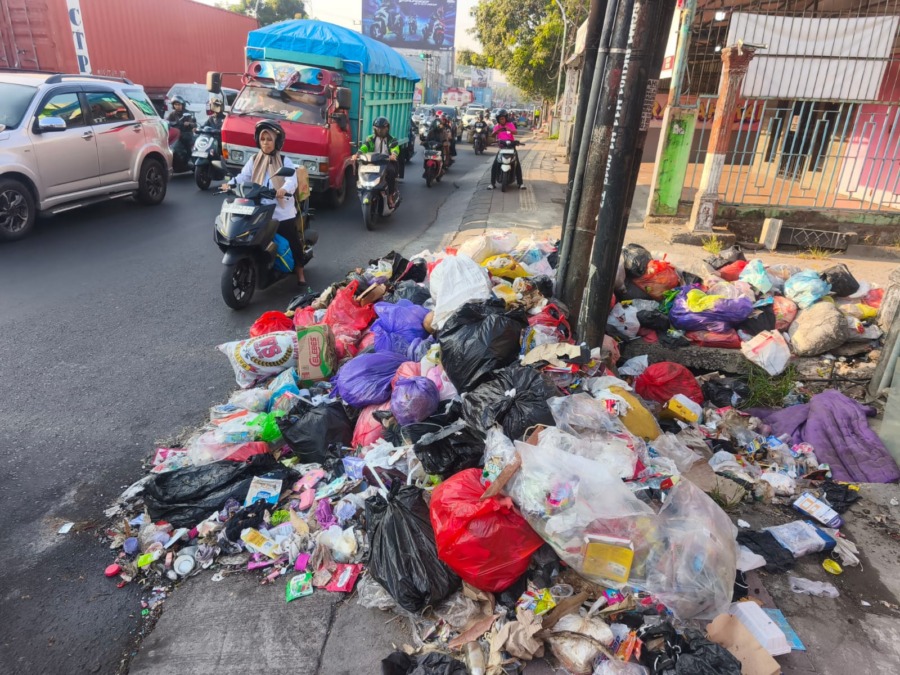 Tumpukan sampah di Jalan Sultan Hasanuddin, Sungguminasa, Kab. Gowa, Rabu (23/9/2026)