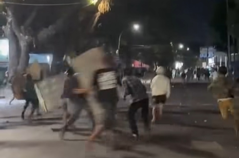 Tiga orang diamankan setelah dua kelompok warga bentrok di Jalan Rajawali, Mariso, Makassar. Polisi menduga pemicunya perebutan lahan parkir.