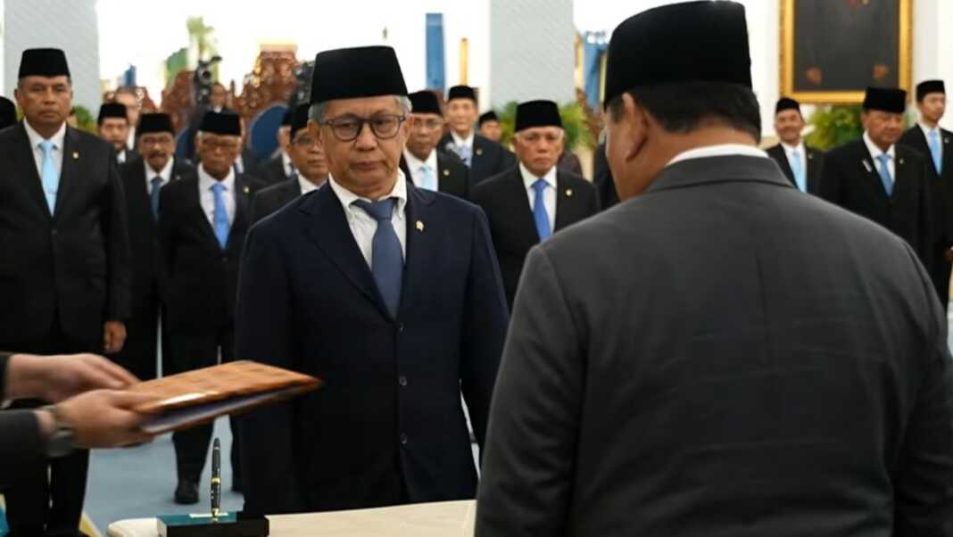 Rocky Gerung resmi jadi Wantimpres Prabowo. Aktivis 98 Ano Suparno menyoroti perubahan posisi Rocky dari pengkritik jadi bagian kekuasaan.