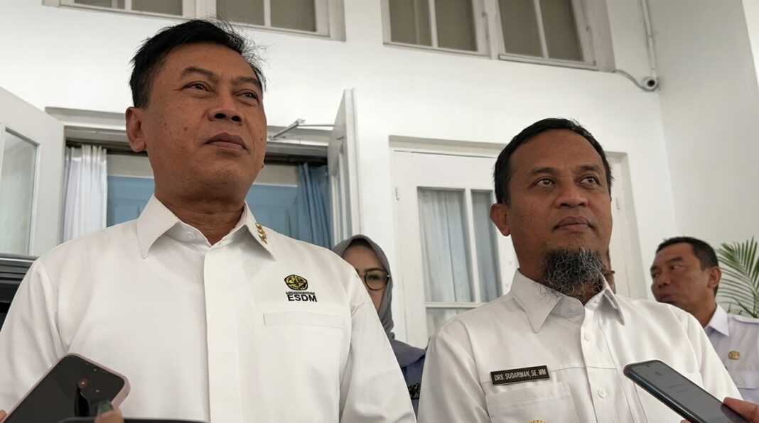 Gubernur Sulsel Andi Sudirman Sulaiman bersama Inspektur Jenderal Kementerian ESDM Komjen Pol Yudhiawan Wibisono saat mengunjungi Rumah Jabatan Gubernur Sulsel menjanjikan tambahan kuota BBM Sulsel pada Rabu (14/10/2026). dok/ist