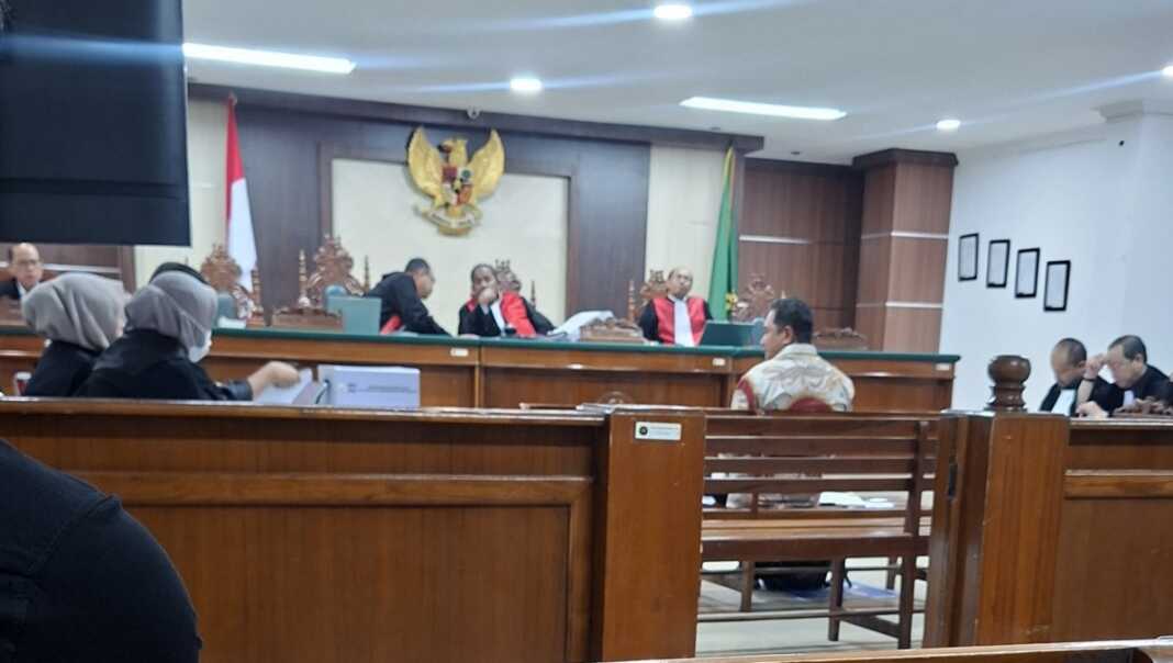 Mantan Pj Gubernur Sulsel Bahtiar Baharuddin menjadi saksi dalam sidang kasus dugaan korupsi bibit nanas Rp 60 miliar setelah status tersangkanya dibatalkan melalui praperadilan. Foto: SPos/Tari.