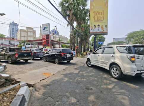 Antrean panjang di SPBU Alauddin, Selasa (13/10/2026). Foto: Spos/Tari.