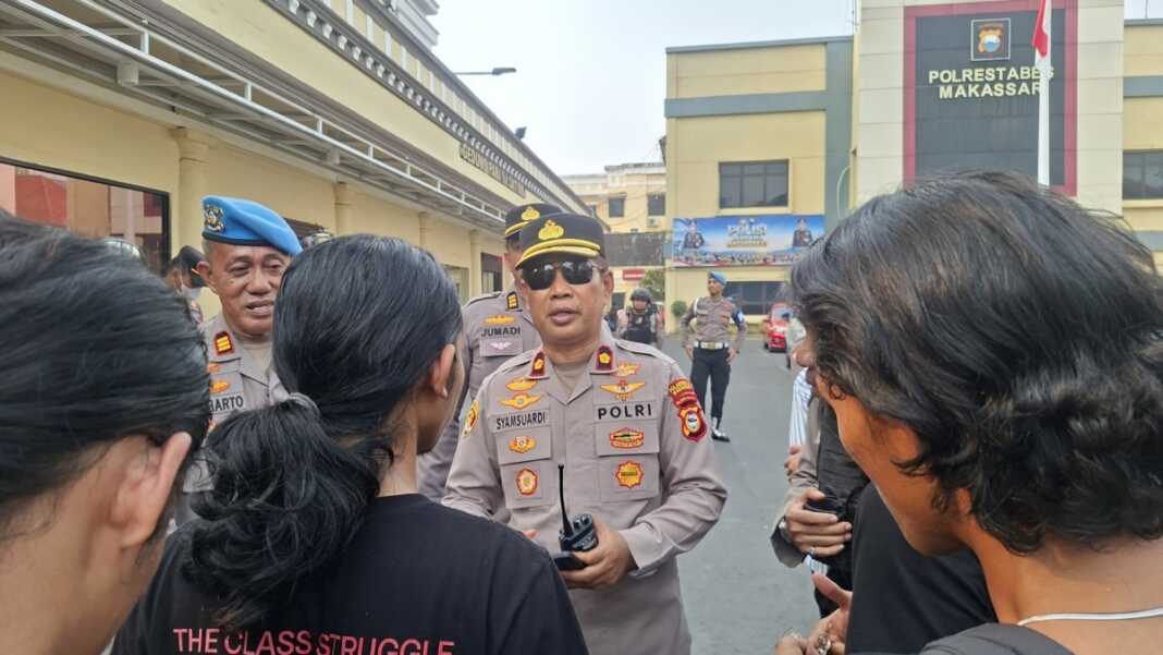 Kapolsek Ujung Pandang, Kompol Syamsuardi, S.Sos., M.H., menerima perwakilan massa Gerakan Solidaritas Mahasiswa Merdeka saat menggelar aksi di Polrestabes Makassar, Jalan Ahmad Yani No. 9, Makassar, Selasa (13/10/2026) sore. Foto: SPos/Tari.