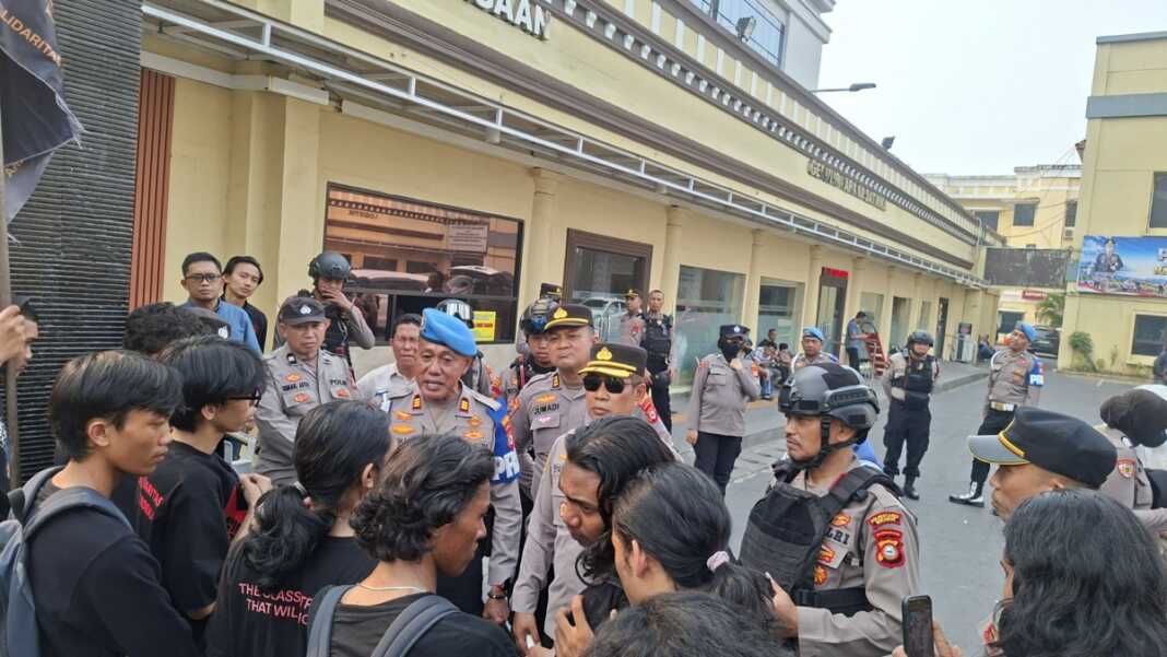 Mahasiswa menggelar aksi di Polrestabes Makassar, mendesak pencegahan dini geng motor dan kriminalitas yang melibatkan anak di bawah umur. Foto: SPos/Tari.