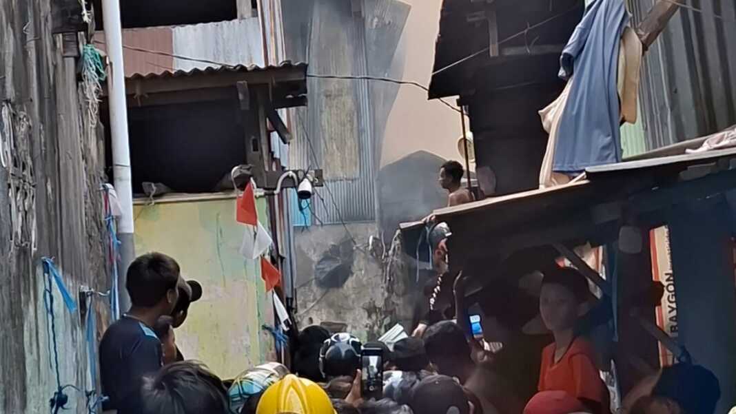 Dua rumah kayu panggung terbakar di Jalan Sunu, Kecamatan Tallo, Makassar. Foto: SPos/Tari.