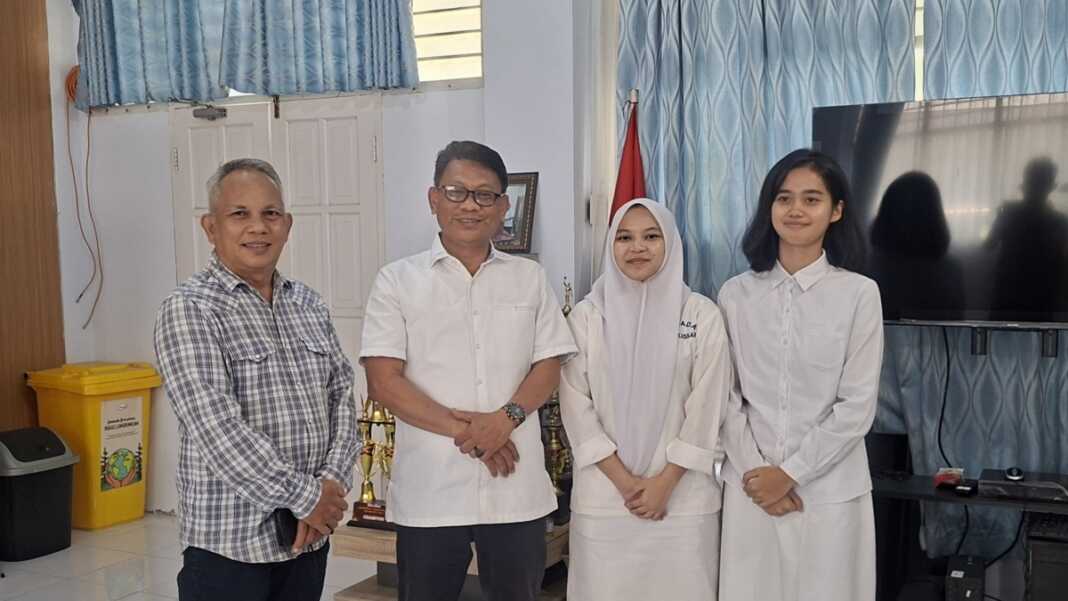 Perwakilan Komite Sekolah, Kepala Sekolah. Ketua MPK, dan Ketua OSIS SMAN 2 Makassar mengonfirmasi terkait kasus pelecehan oknum guru terhadap siswi, Jumat (16/10/2026). Foto: SPos/Tari.