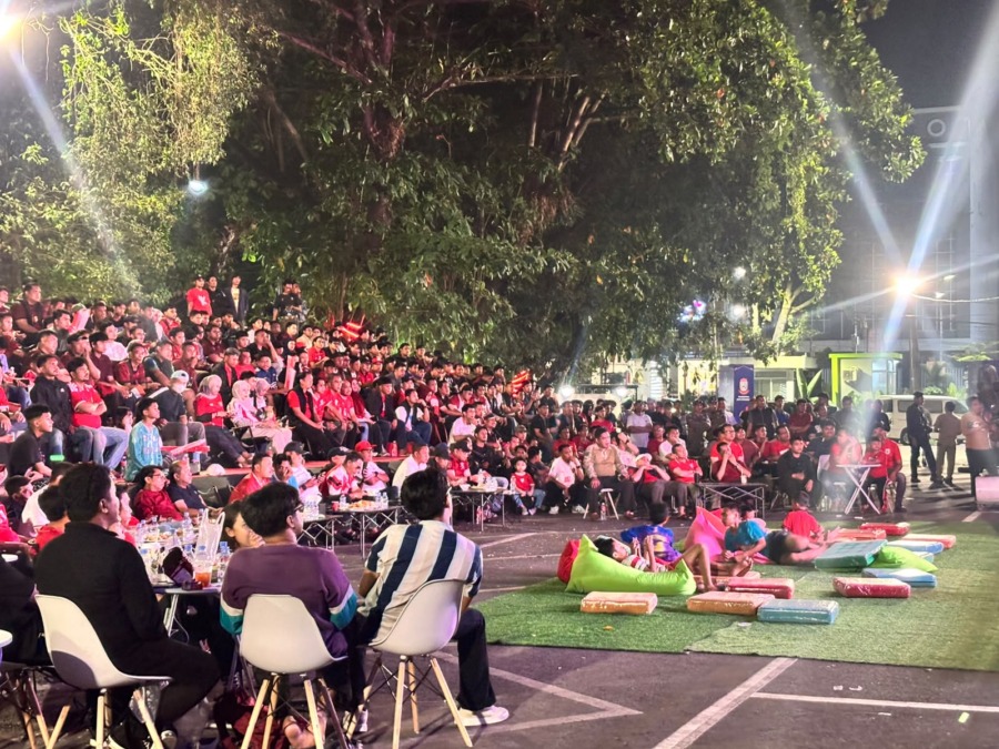 Nobar Timnas Indonesia vs Thailand di halaman Balai Kota Makassar berlangsung ramai. Ratusan suporter memadati lokasi dan memberi dukungan untuk Garuda