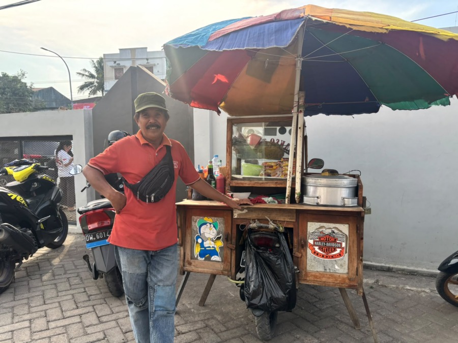 Dg Serrang, penjual bakso di Stadion Kalegowa, Gowa, mengaku menjadi langganan pemain PSM Makassar saat tim menjalani latihan.