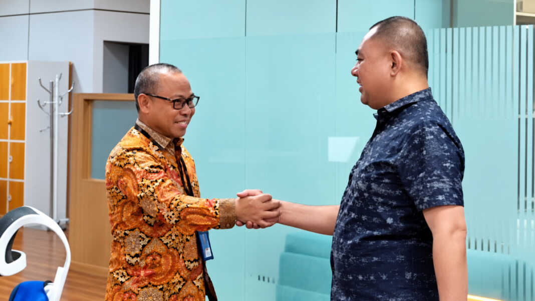 Dr Akhirman (kiri) mengawali penugasan baru sebagai Executive Director Pelindo Regional 4 dengan melakukan kunjungan dan menyapa langsung para pejabat serta Port Captain di lingkungan Kantor Pelindo Regional 4, Makassar, baru-baru ini.