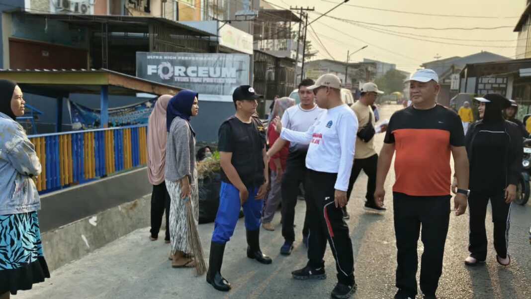 Andi Akmal Pasluddin memantau kebersihan lingkungan di Kelurahan Walannae, Bone, sebagai bagian dari persiapan Penilaian Adipura 2026