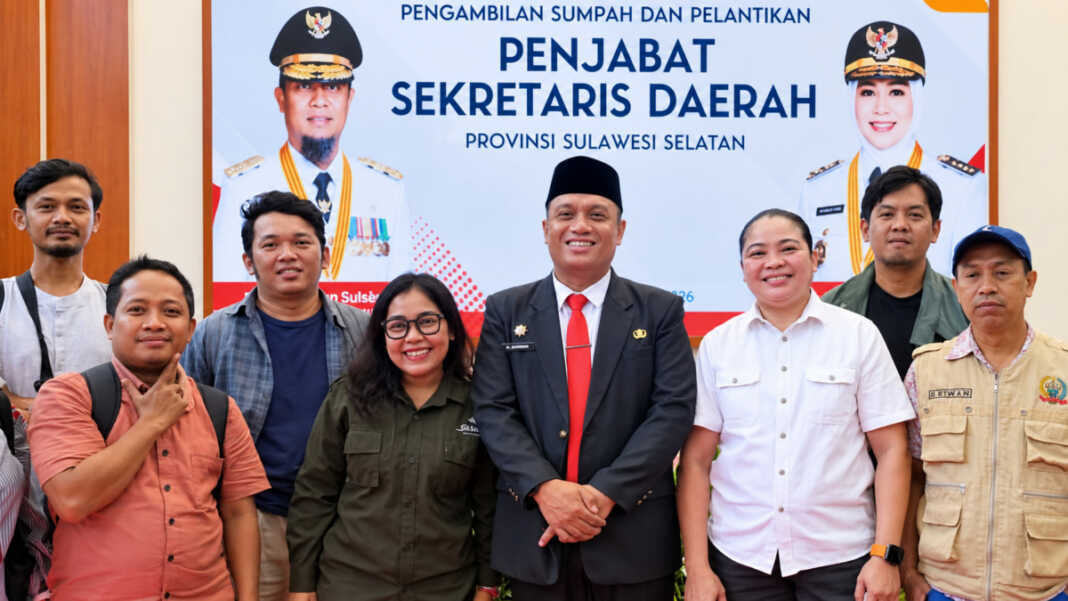 Andi Winarno (tengah) seusai dilantik menjadi Penjabat Sekdaprov Sulsel oleh Gubernur Andi Sudirman Sulaiman di Aula Asta Cita Rumah Jabatan Gubernur Sulsel, Kota Makassar, Senin (5/10/2026). Ia mengisi jabatan tersebut setelah Jufri Rahman memasuki masa purnabakti per 1 Oktober 2026.