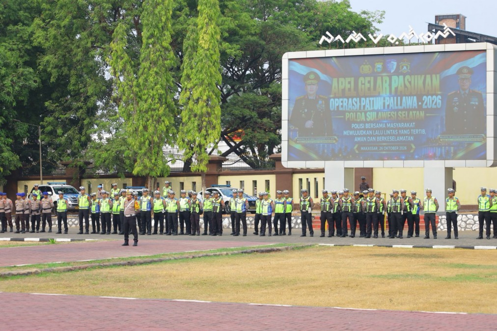 Apel Gelar Pasukan Operasi Patuh Pallawa 2026 di Lapangan Upacara Mapolda Sulsel, Senin (26/10/2026)