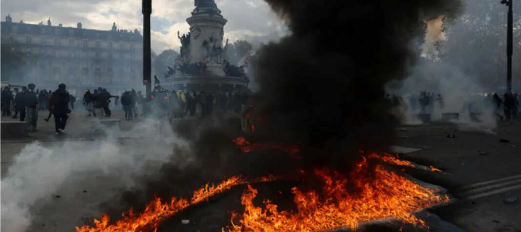 Aksi protes berujung pada kekerasan di Place de la République, Paris, 17 Oktober 2026. (Foto: Stephanie Lecocq / Reuters).