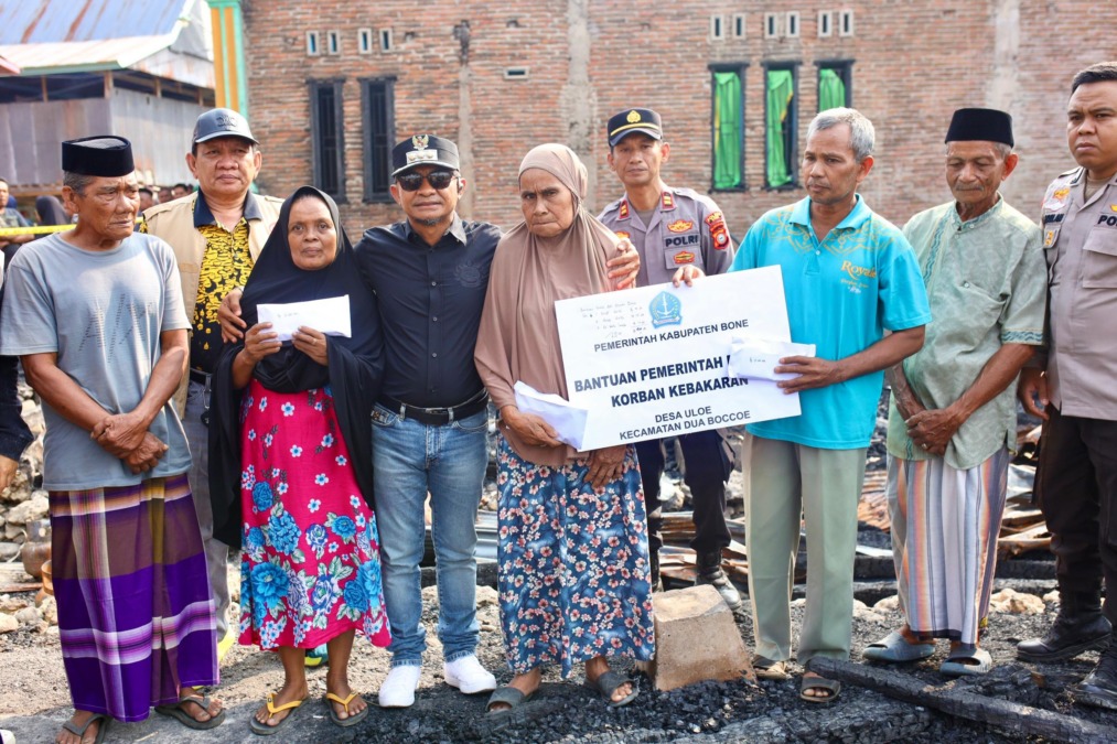 Bupati Bone Andi Asman Sulaiman mengunjungi korban kebakaran di Desa Uloe, Dua Boccoe, dan menyalurkan bantuan Rp40 juta
