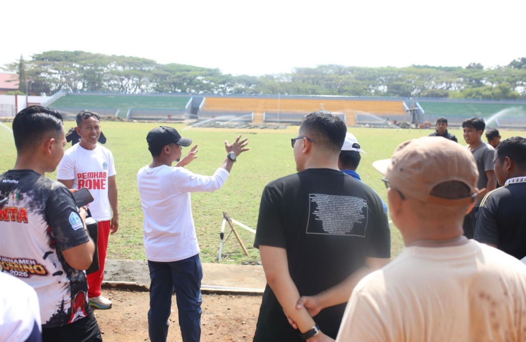 Bupati Bone Andi Asman Sulaiman meninjau rehabilitasi Stadion Lapatau di Watampone menjelang pembukaan Porprov XVIII Sulawesi Selatan