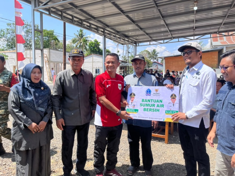 Bupati Bone Andi Asman Sulaiman menyerahkan 310 paket kebutuhan pokok untuk satgas kebersihan dan bantuan sumur air bersih melalui BAZNAS Bone