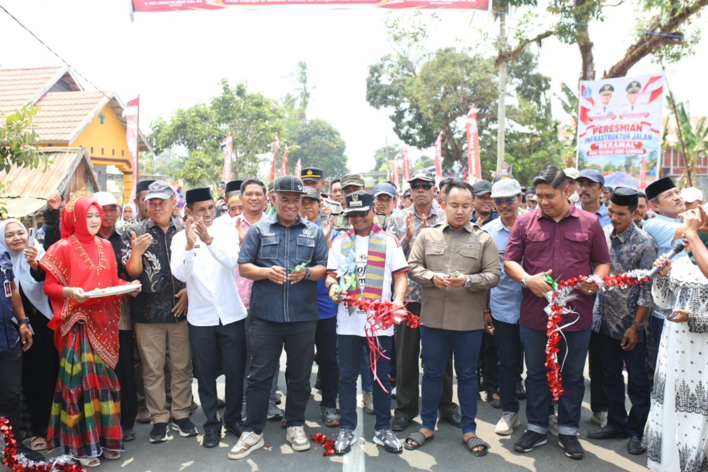 Bupati Bone Andi Asman Sulaiman meresmikan rehabilitasi ruas Bune–Camming–Talumae senilai Rp7,64 miliar dengan panjang penanganan 2.757 meter, Sabtu (3/10/2026)