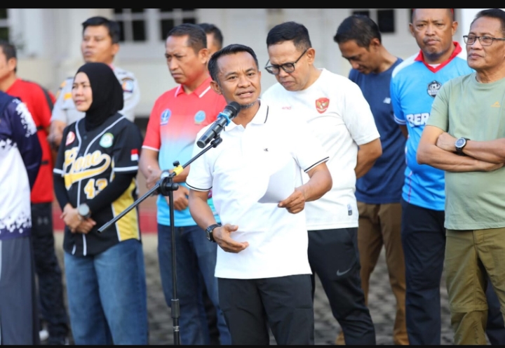 Bupati Bone, H Andi Asman Sulaiman didampingi Ketua KONI Bone, Asiswa Karim saat mengumpulkan pengurus cabor guna mempermantap kesiapan Porprov 2026