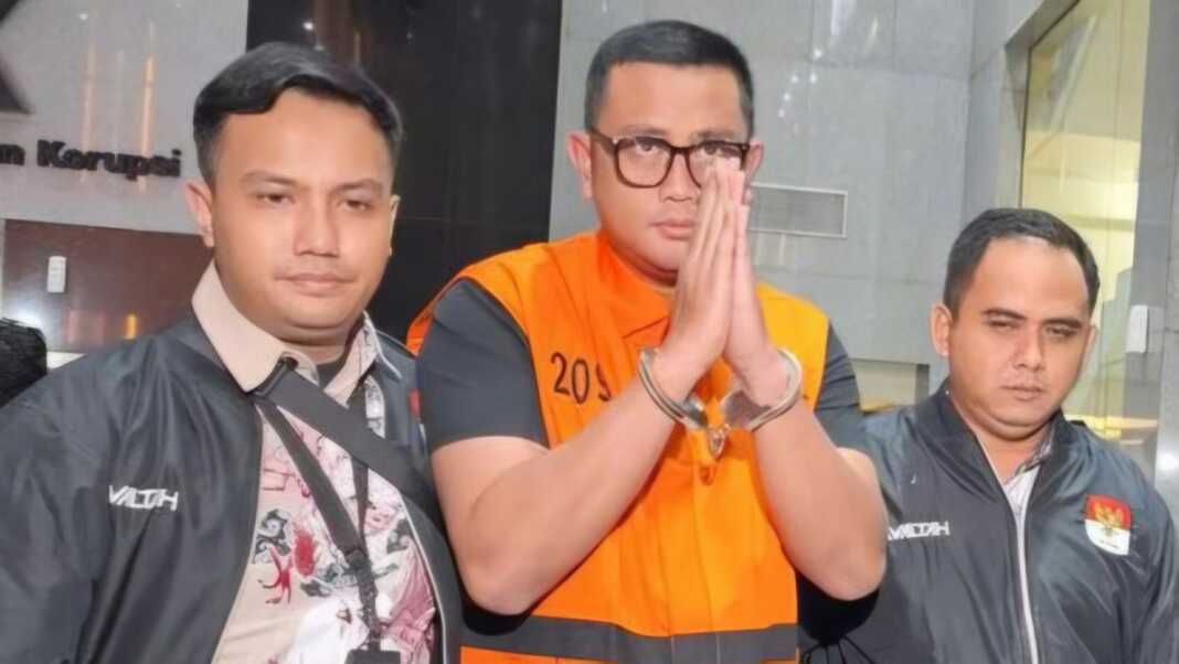 Bupati Klaten Hamenang Wajar Ismoyo ditahan KPK, Jumat (16/10/2026) malam, setelah ditetapkan sebagai tersangka dalam operasi tangkap tangan di Klaten dan Jakarta, Kamis (15/10/2026). Hamenang didiga korupsi berkaitan dengan penerimaan dari pengadaan barang dan jasa, perizinan, serta penerimaan lain dari organisasi perangkat daerah, termasuk dugaan pemberian kepada pejabat BPK terkait audit.