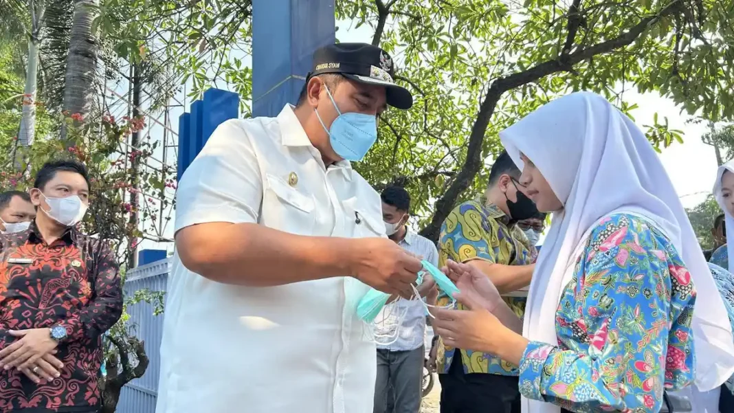 Bupati Maros membagikan masker untuk mengantisipasi dampak kualitas udara buruk di Sulawesi Selatan