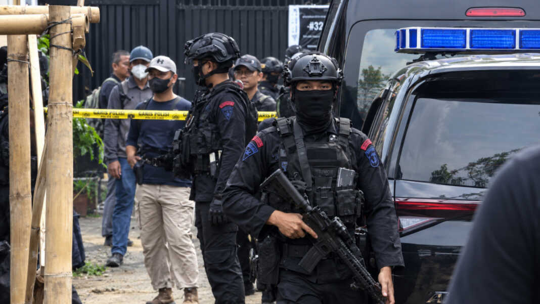 Densus 88 menangkap 11 tersangka dugaan terorisme di enam provinsi, termasuk Sulawesi Selatan dan Sulawesi Tengah. Penyidik menemukan dugaan jaringan yang terhubung melalui rapat daring