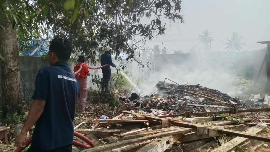 Damkarmat Bone menangani 9 kejadian kebakaran pada Senin (19/10/2026), mulai dari kebakaran sampah dan lahan hingga dua rumah warga hangus